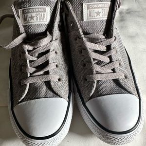 Converse low top heathered gray shoes. Size 9 in women’s. Very clean